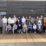 Gruppenfoto mit Masken: Zur Eröffnung am 4. Mai kamen GGSD Geschäftsführerin Ute Kick (l.), Schulleiterin Alicja Meinert (r.) und die neuen Pflegeschüler*innen auf der Terrasse der Pflegeschule zusammen – eingangs wurden sicherheitshalber Corona Schnelltests durchgeführt. / Foto: GGSD